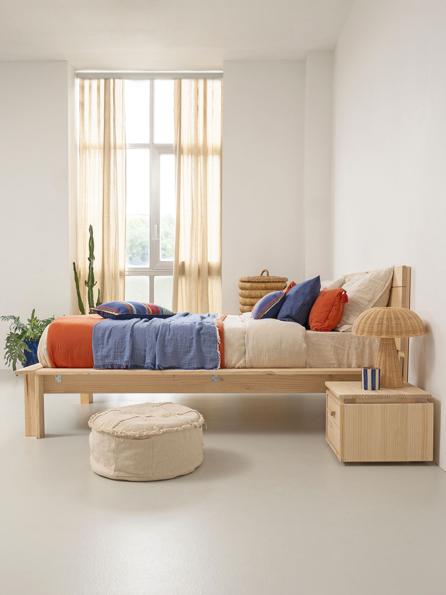 Imagen de ambiente 3 para:Cama de madera de pino con cabecero